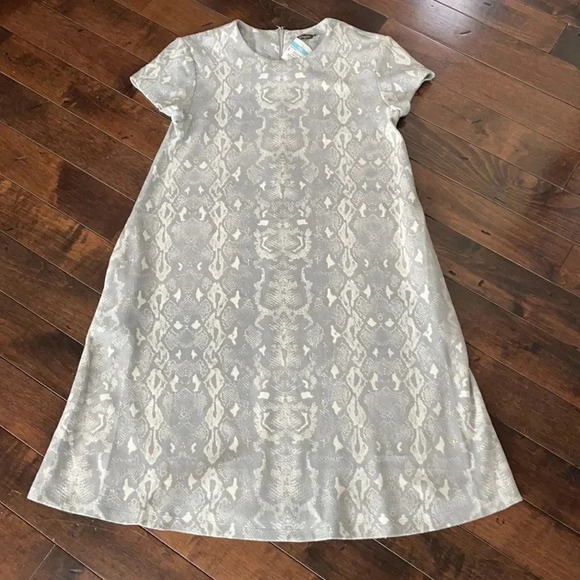 J. McLaughlin shift dress  Stretch velvet Gray cream Short sleeved Women’s S NWT - Picture 3 of 15